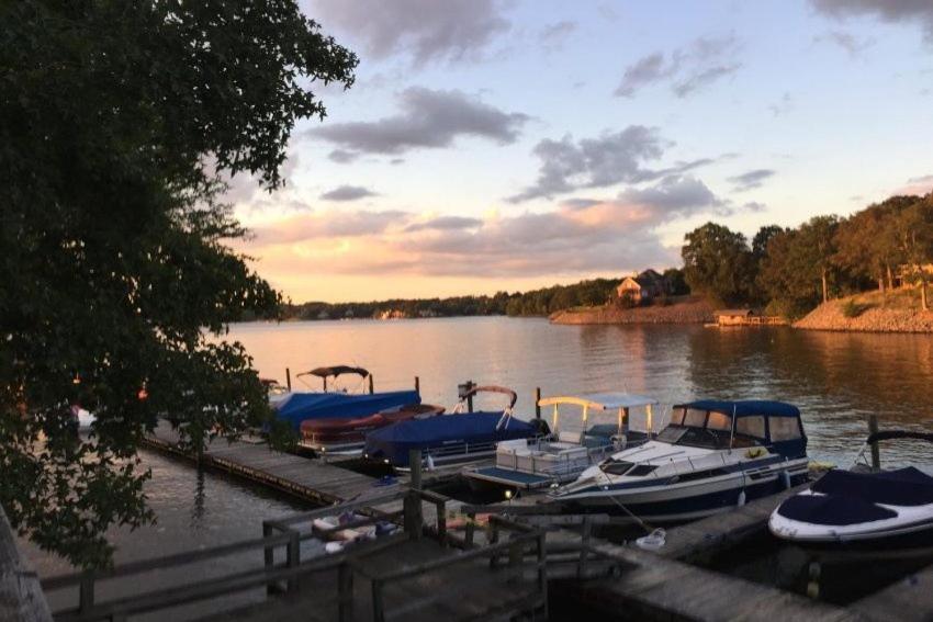 Casa de férias Waterfront Two Bedroom 17 On The #lake At Long Cove Charlotte
